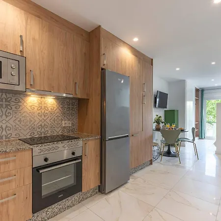 With Sea Views, Pool, Parking And Tennis Court شقة *