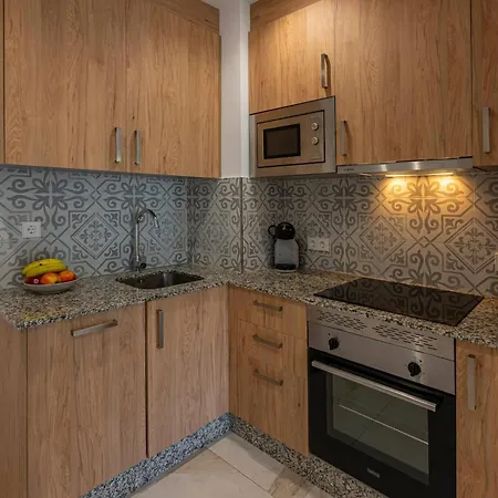 With Sea Views, Pool, Parking And Tennis Court شقة