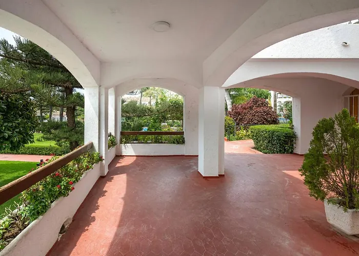 With Sea Views, Pool, Parking And Tennis Court Daire *