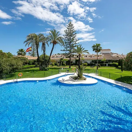 With Sea Views, Pool, Parking And Tennis Court דירה מארבלה