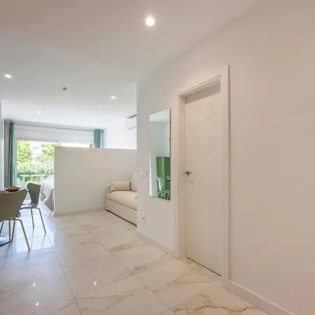 Lejlighed With Sea Views, Pool, Parking And Tennis Court