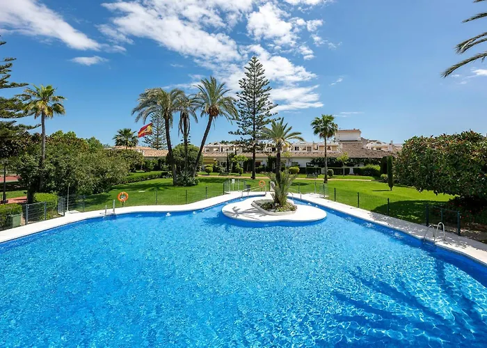 With Sea Views, Pool, Parking And Tennis Court דירה מארבלה