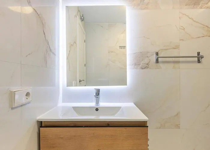 With Sea Views, Pool, Parking And Tennis Court * 马尔韦利亚